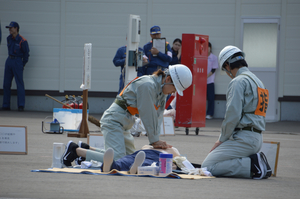 ２人で救急法をしている様子