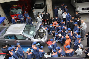 車両を鑑識する様子