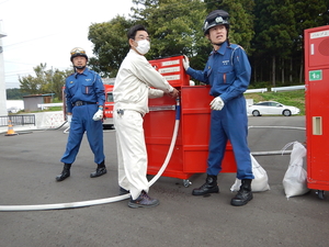 屋内消火栓取扱い訓練の模様①