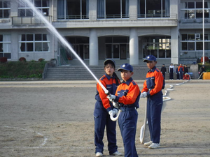 全校生を前にしての放水状況