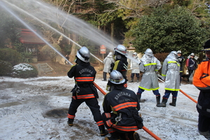 田村市消防団と連携して放水活動しているの様子