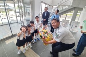 花束贈呈時の写真